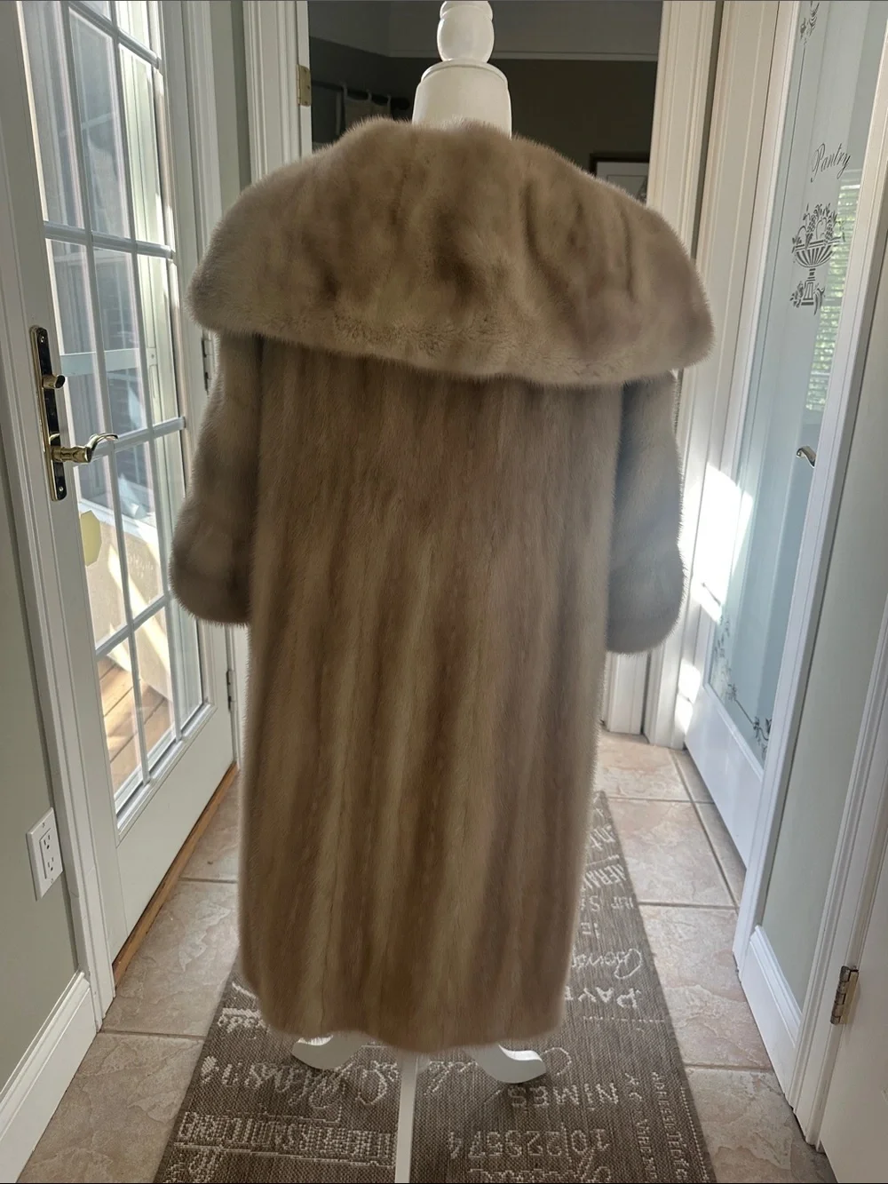 Vintage Classic Women's Taupe Mink Fur Coat - Luxurious Outerwear - Picture 4 of 5